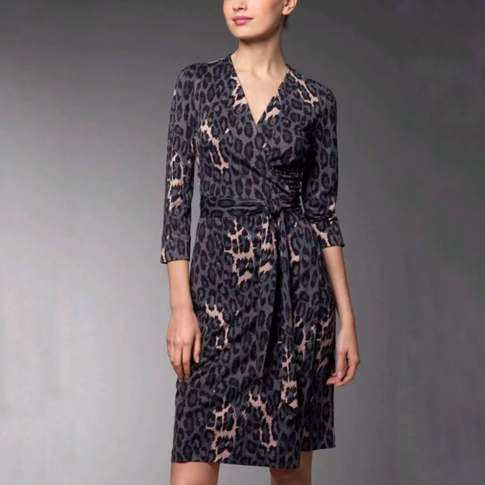 Diane Von Furstenberg DVF Vintage Julian Silk Gray Animal Print Wrap Dress Sz 2 - Picture 1 of 6